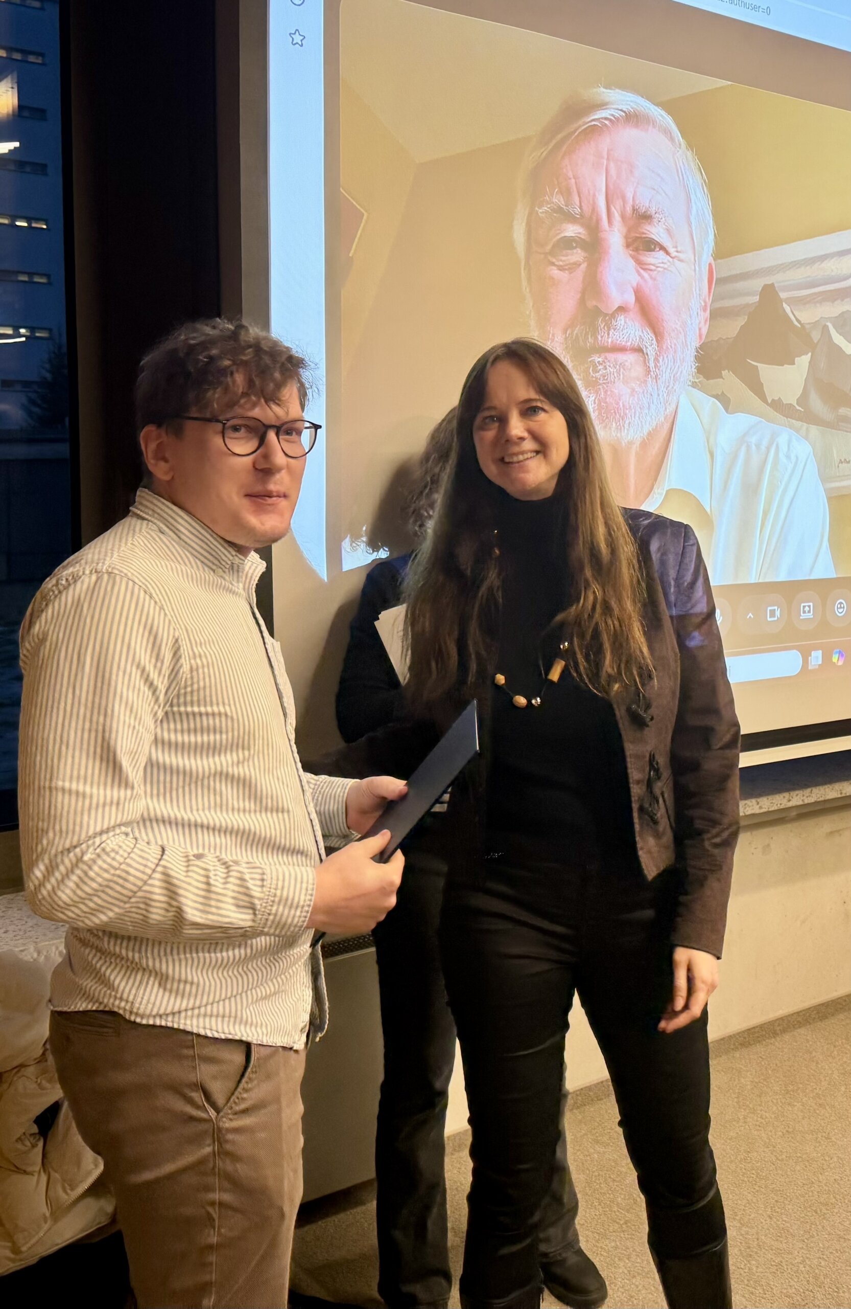 Sebastian Kamiński receiving the Robert J. Glushko Award for the best MA thesis